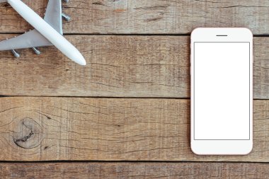 telefon ve uçak oyuncak ahşap masa Taşıma iş kavramı üzerinde 
