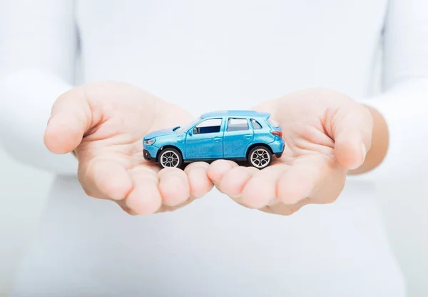 Woman hand holding car business concept — Stock Photo, Image