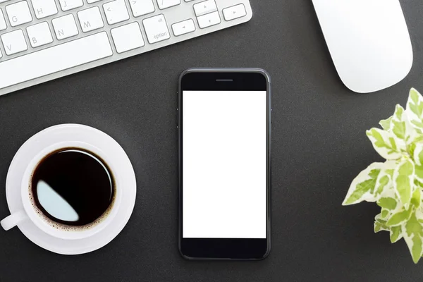 Téléphone écran vide sur la table de travail vue du dessus — Photo