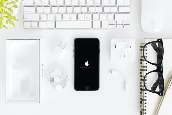 Iphone 7 und alle Geräte auf dem Tisch, neues iphone 7 wird von Apple Inc. hergestellt. — Stockfoto