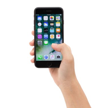 Yakın çekim holding iphone app ekran gösterilen 7, yeni iphone 7 apple Inc tarafından üretilmektedir.