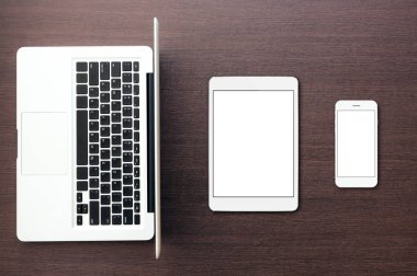 aptop tablet ve telefon masa üstü görünümü, mock-up tablet ve fon