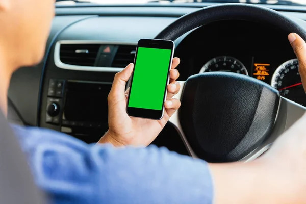 Человек с помощью приложения для карт на телефоне в машине, телефон зеленый экран легко для — стоковое фото