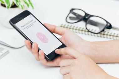 yakın çekim kadın el kullanarak kimliği iphone 7 üzerinde touch, dokunmatik kimliğidir apple tarafından geliştirilen IOS güvenlik a.ş.,.