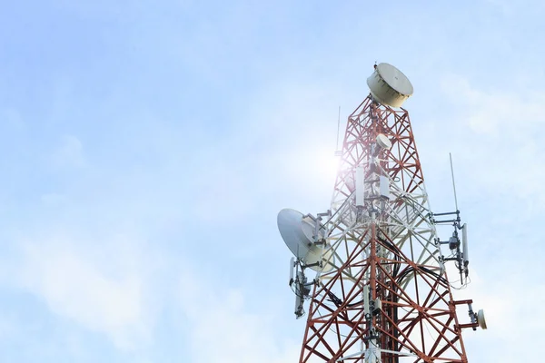 Torre de radiodifusión telecomunicaciones —  Fotos de Stock