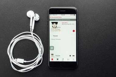 iPhone 7 gösteren müzik uygulaması 