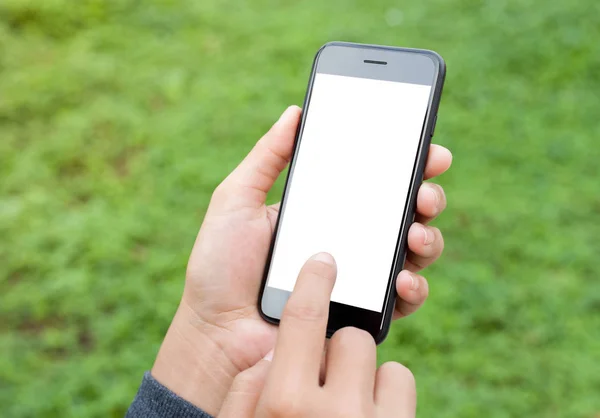 Primer plano toque de mano en la pantalla del teléfono móvil estilo de vida al aire libre con —  Fotos de Stock