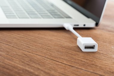 dizüstü bilgisayar yeni modern techno yakın çekim kablo veri Dönüştür