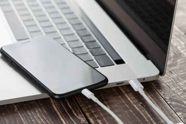 Крупным планом USB-кабель подключения телефона и ноутбука компьютер новый технол — стоковое фото