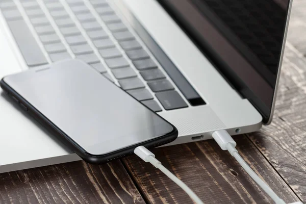 yakın çekim usb kablosunu telefon ve dizüstü bilgisayar yeni technol