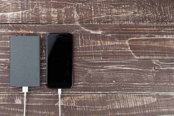 Üst görüntüdeki güç bankasına telefon bağlantısı