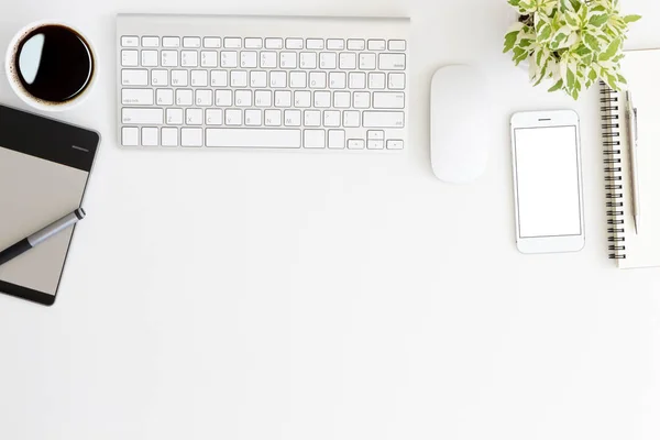 Escritorio de espacio de trabajo blanco en la vista superior — Foto de Stock