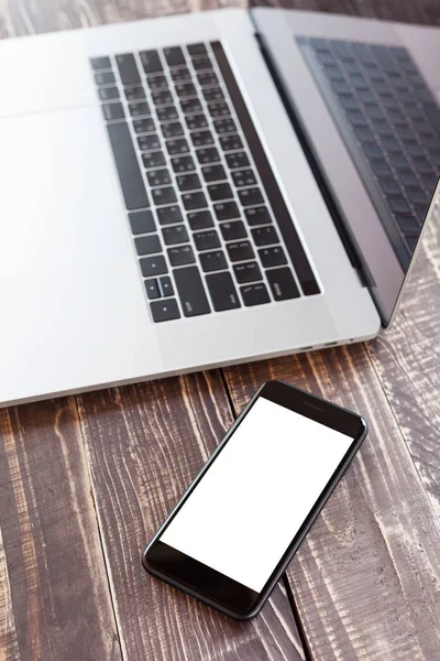 Mobile dan laptop di kayu meja selektif fokus pada telepon putih bl — Stok Foto