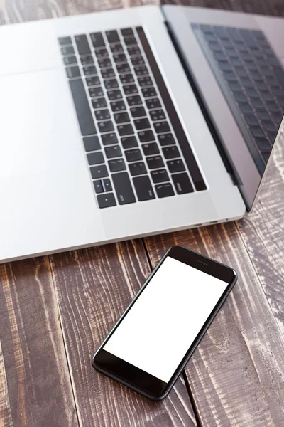 Mobil ve telefon beyaz bl üzerinde ahşap Resepsiyon seçici odak üstünde laptop
