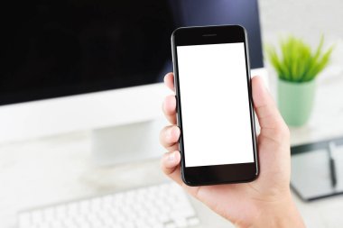yakın çekim elini tut beyaz boş ekran iş de gösterilen telefon