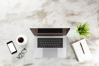 dizüstü bilgisayar üzerinde tablo çalışma alanı Üstten Görünüm