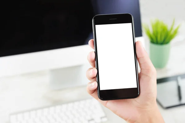 Primer plano mano mantenga el teléfono mostrando blanco pantalla en blanco sobre el trabajo de — Foto de Stock