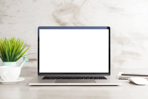Tela em branco branca do computador portátil na vista frontal da tabela de trabalho — Fotografia de Stock