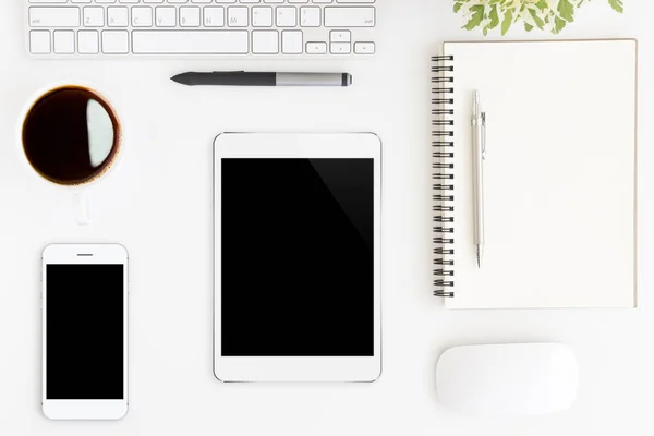 Tablet leeg scherm waarop witte werk bureau bovenaanzicht — Stockfoto