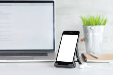 telefon mobil gösteren beyaz boş ekran çalışma masası