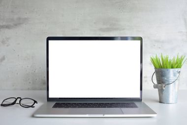 modern dizüstü bilgisayar beyaz ekranda Resepsiyon Masa Önden Görünüm