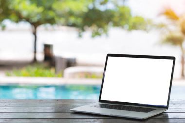 Tablo beyaz ekran bach arka plan üzerinde dizüstü bilgisayar