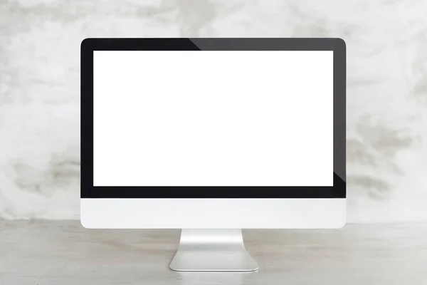 Computador desktop na mesa de trabalho mostrando tela em branco — Fotografia de Stock