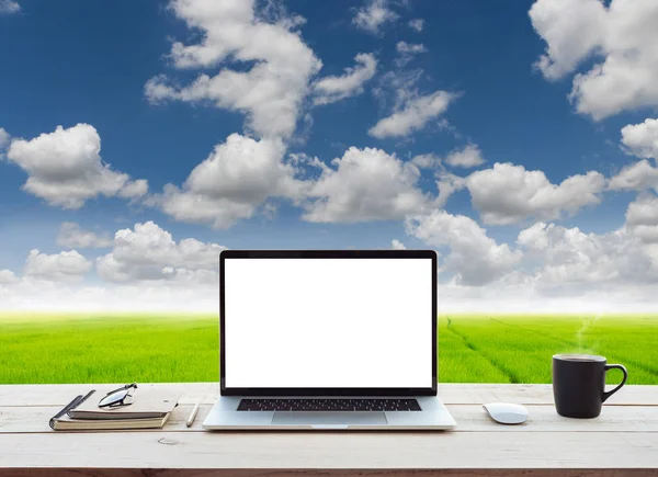 Laptop computer showing white screen on work table meadow and bl — Stock Photo, Image