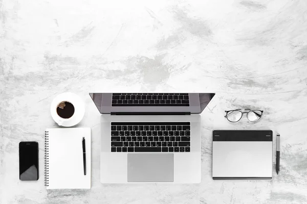 Ordenador portátil en la vista superior del espacio de trabajo de la mesa — Foto de Stock