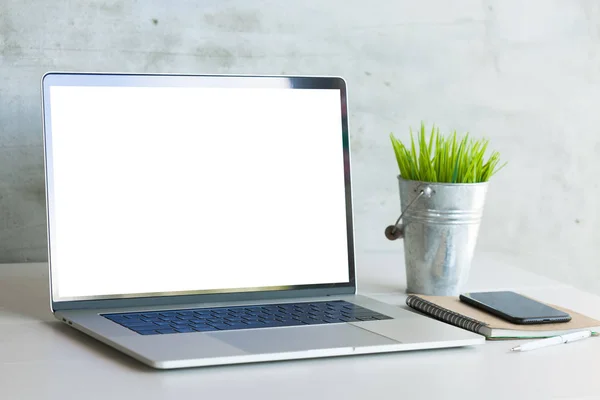 Computador portátil na mesa de trabalho mostrando tela branca em branco — Fotografia de Stock
