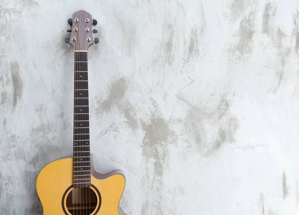 Ακουστική κιθάρα σε φόντο σοφίτα με χώρο αντίγραφο — Φωτογραφία Αρχείου
