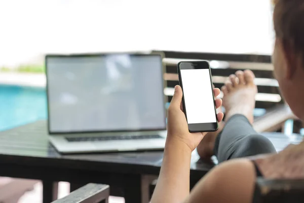 Primer plano las mujeres sosteniendo teléfono pantalla blanca sentado relajarse al aire libre l — Foto de Stock