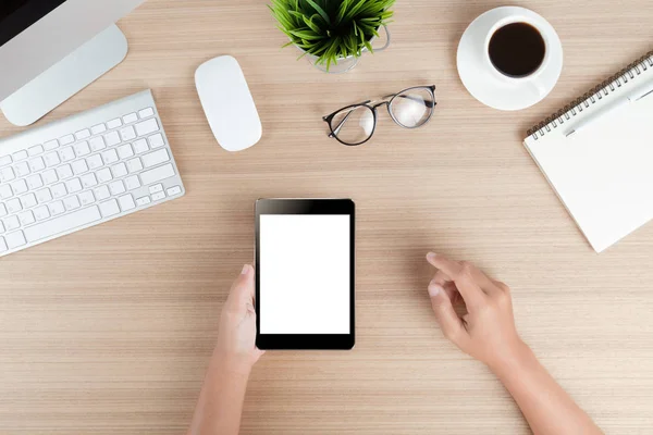 Tenere in mano e utilizzare lo schermo bianco tablet digitale sullo spazio di lavoro — Foto Stock