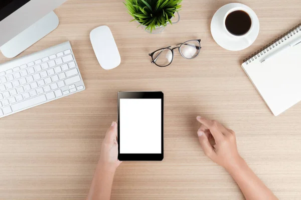 Agarre y utilice la pantalla blanca digital de la tableta en el espacio de trabajo — Foto de Stock