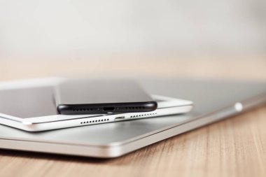 Yakın çekim communicatorlar aygıt üstünde okul sırası
