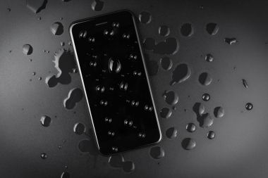 su damlası samartphone üstten görünüm, su geçirmez telefon c telefon üzerinde