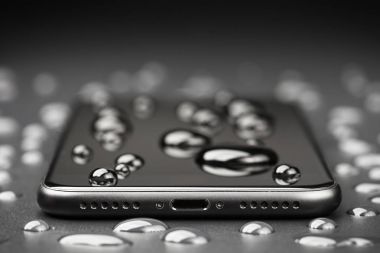yakın çekim telefon siyah arka plan üzerine su geçirmez biri olabilirsin