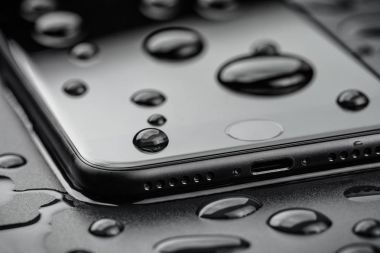 Bangkok, Tayland - 2 Haziran 2017: Yakın çekim iphone 7 su olabilir