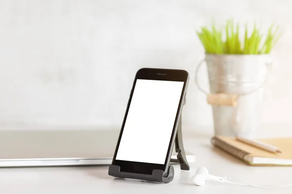 Телефон с белым чистым экраном на рабочем столе — стоковое фото