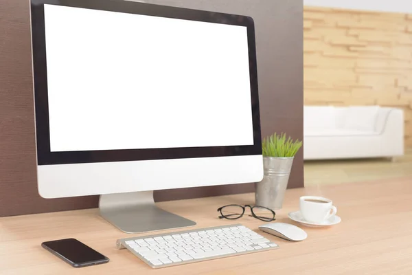 Computador desktop na mesa de trabalho mostrando perspectiva de tela branca — Fotografia de Stock