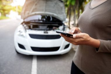 kadın el telefon acil araba servisi kullanarak yakın çekim