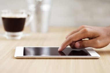 seçici odak parmak dijital tablete dokunmadan