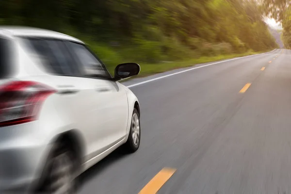 Movimento carro velocidade na estrada rural vista de fundo — Fotografia de Stock