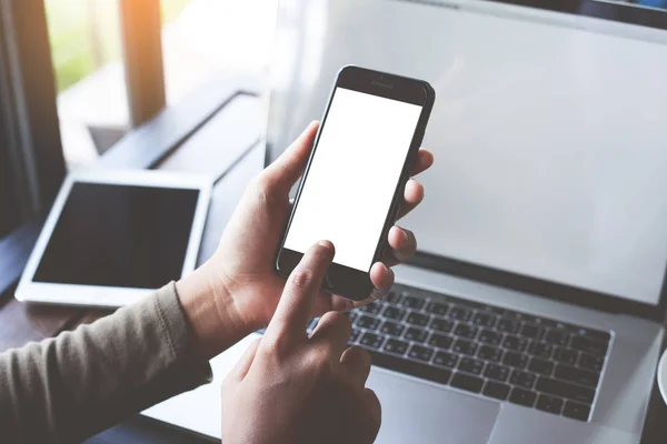 Enfoque selectivo de la mano utilizando el teléfono móvil en la cafetería — Foto de Stock