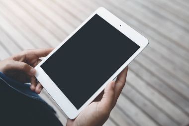 yakın çekim elini tut dijital tablet boş ekran
