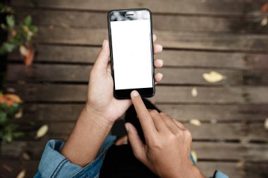 yol üstten görünüm üzerinde yürümek telefon kullanarak ele yakın çekim