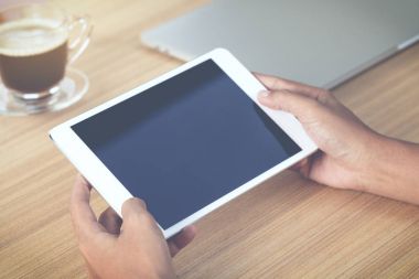 seçici odak elini tut dijital tablet üzerinde çalışma masası