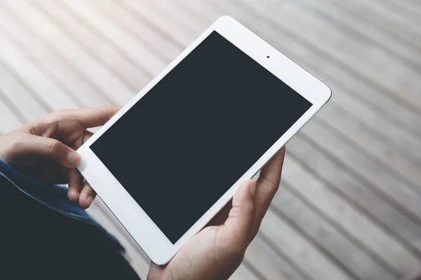 Primer plano de la mano mantenga la pantalla en blanco tableta digital —  Fotos de Stock