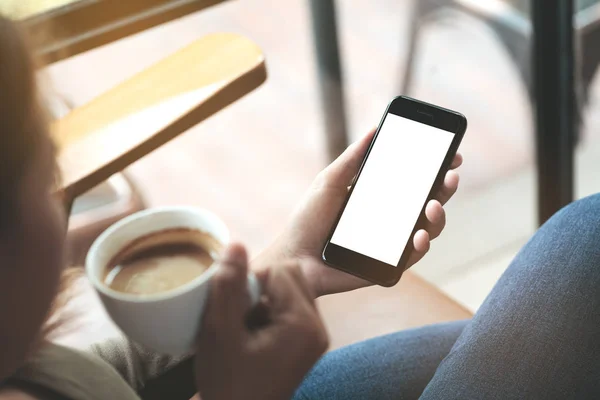 kadın el kahvede oturan sh telefon tutarak üzerinde seçici odak