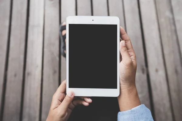 Close-up pessoa segurar tablet digital tela em branco — Fotografia de Stock